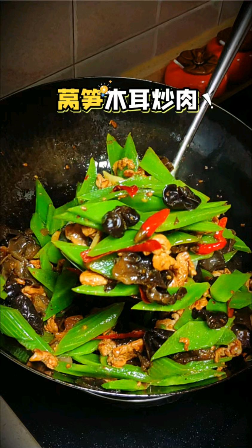 今天做个超下饭的笋木耳肉片,脆嫩鲜香,做法简单又家常。