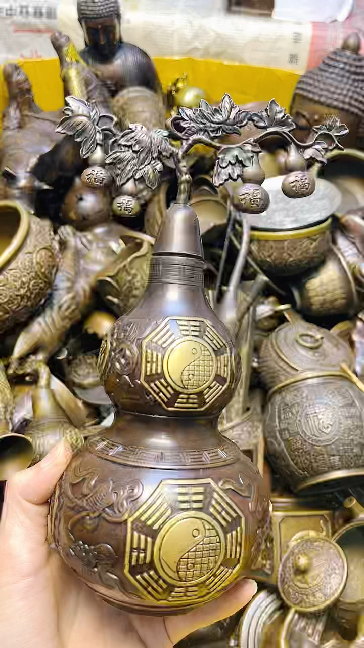 带太极带八卦的一个葫芦,寓意也是叫多子多福