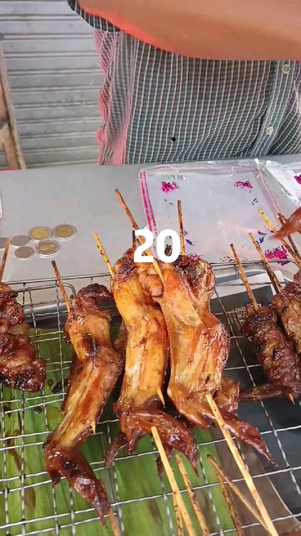 泰国路边小摊10泰铢一串的烧烤，好吃