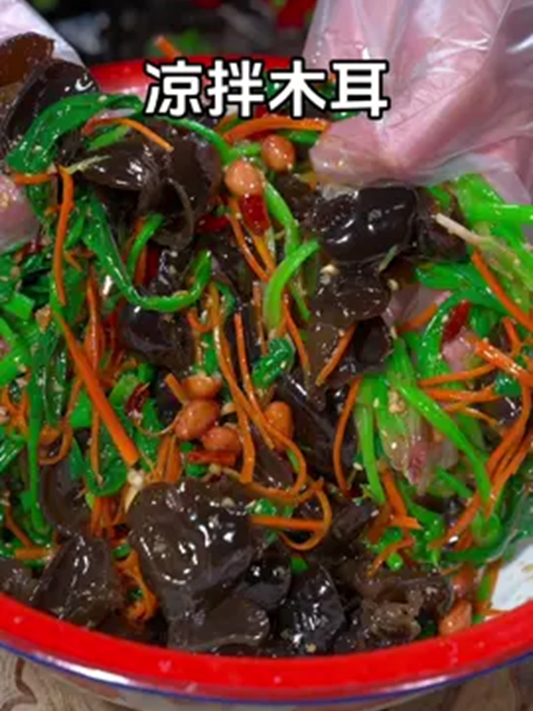 过年的餐桌上，做这道凉菜，食材简单还爽口好吃。！