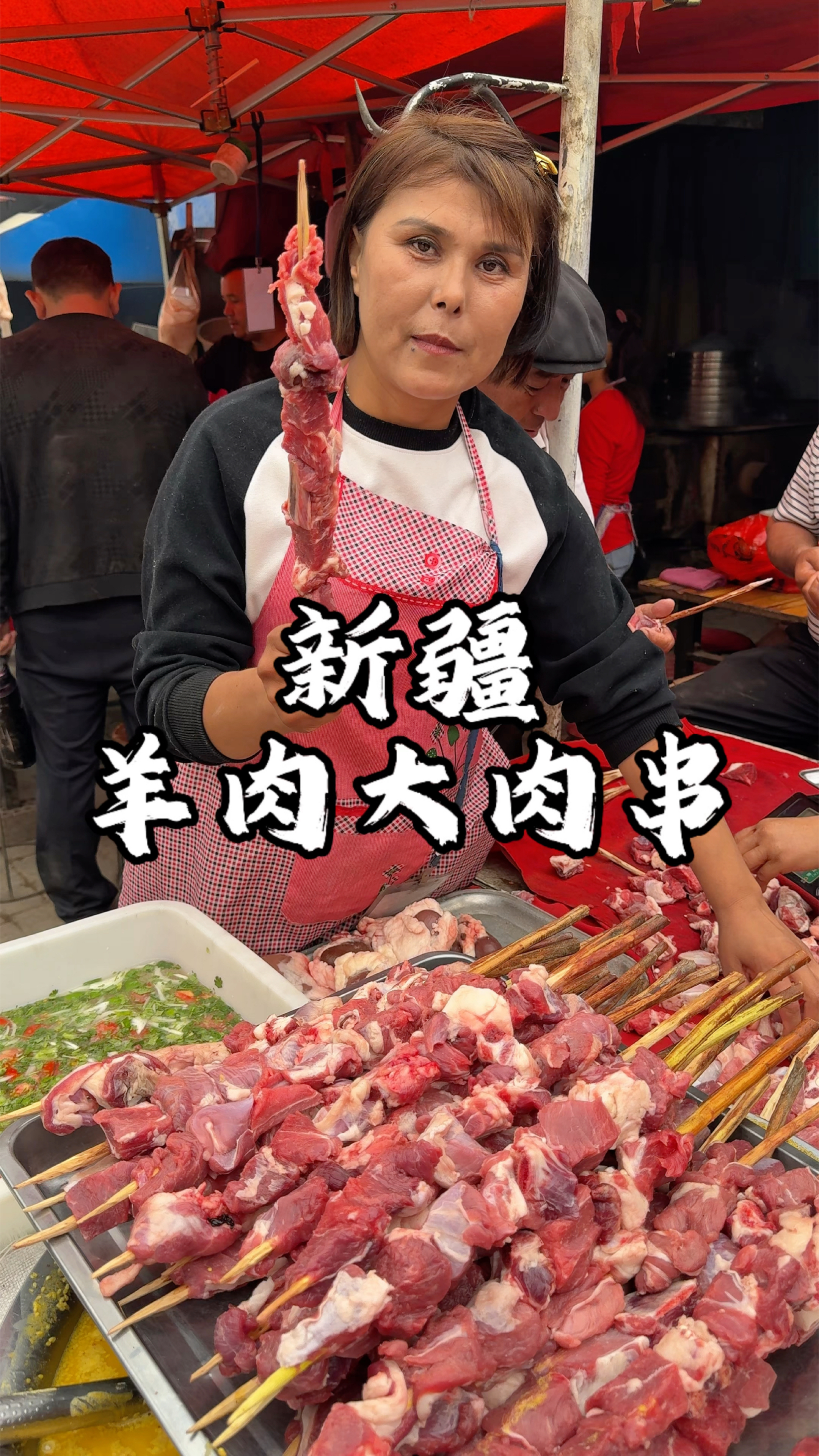 新疆街头馕坑烤肉 鲜切羊肉大串这分量也太实惠了
