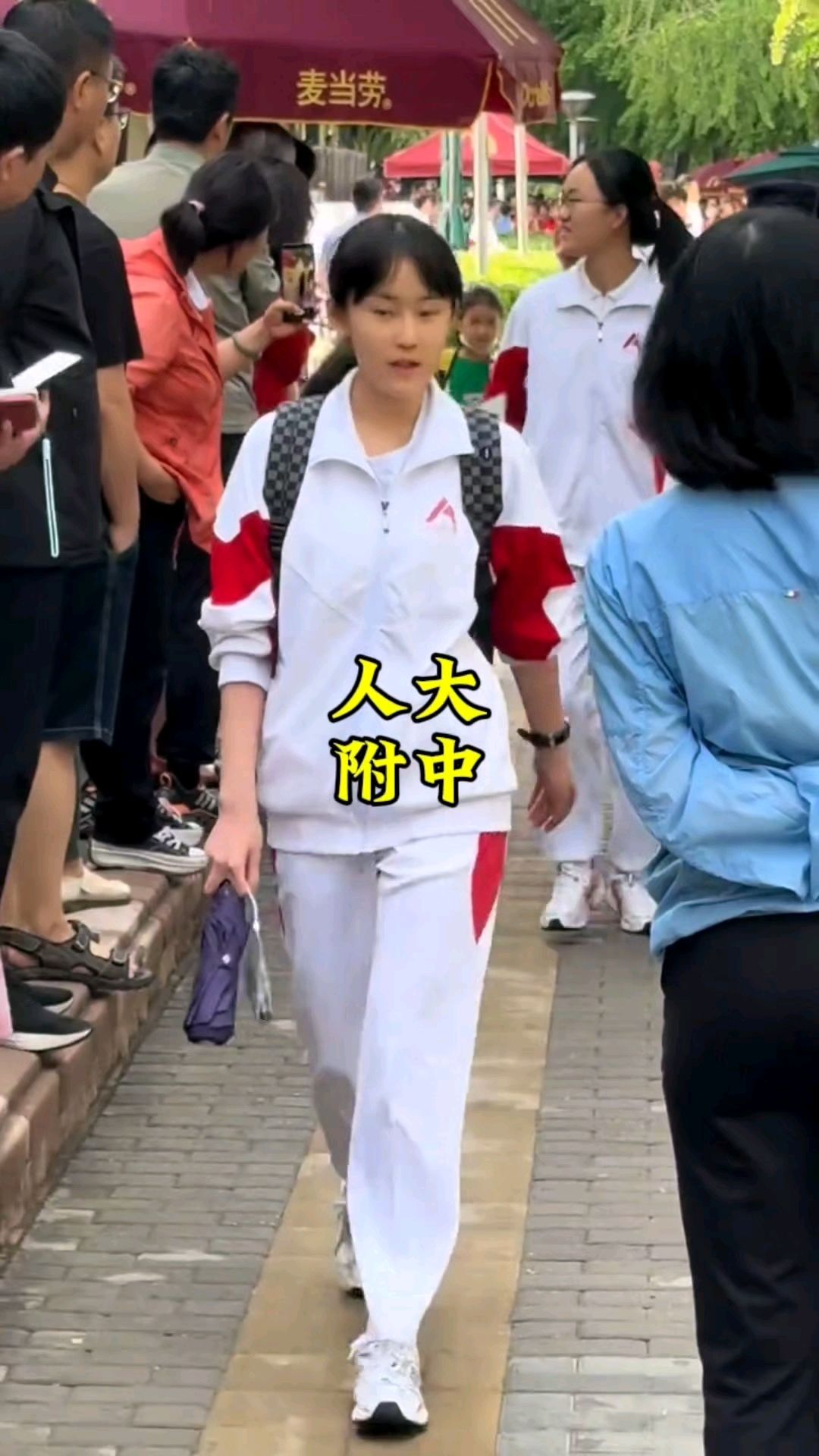 别看人大附中学子们走路的步伐局里局气,但他们都很低调!