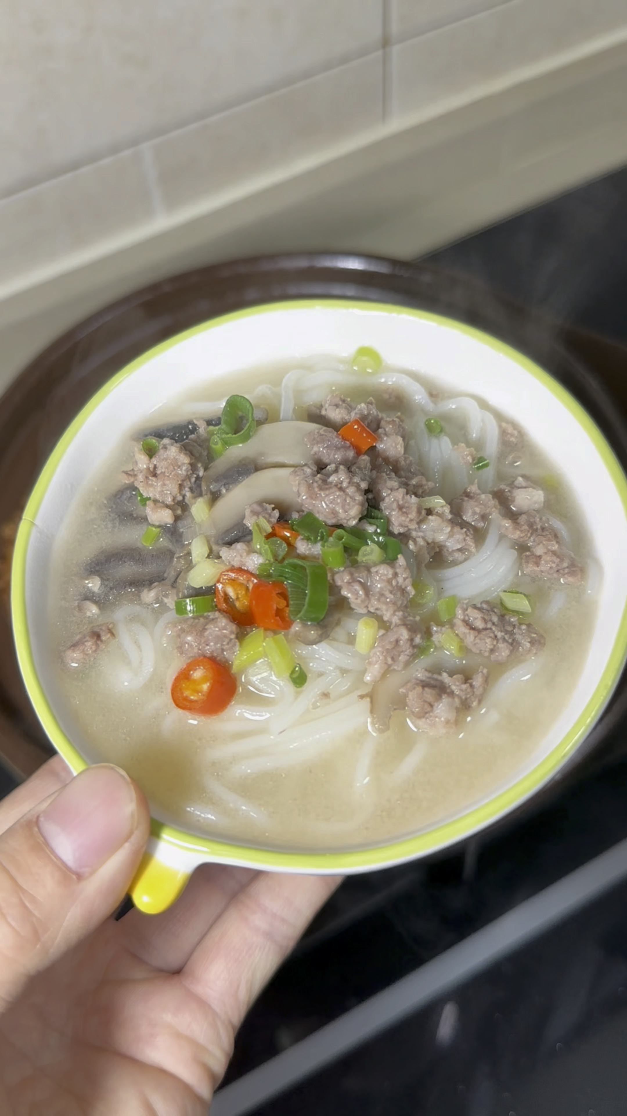 #创作灵感 娃的早餐不用愁,在家煮口蘑瘦肉汤粉,5 分钟搞定