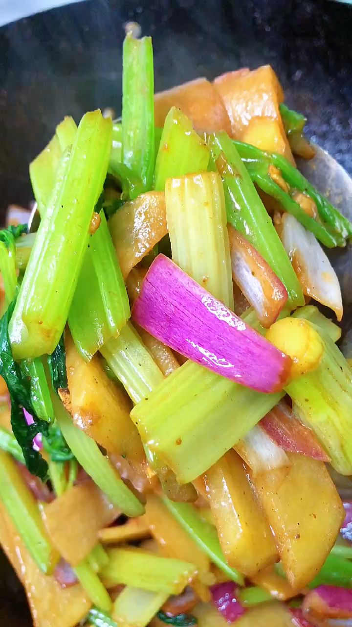 芹菜土豆洋葱一起炒,特别下饭
