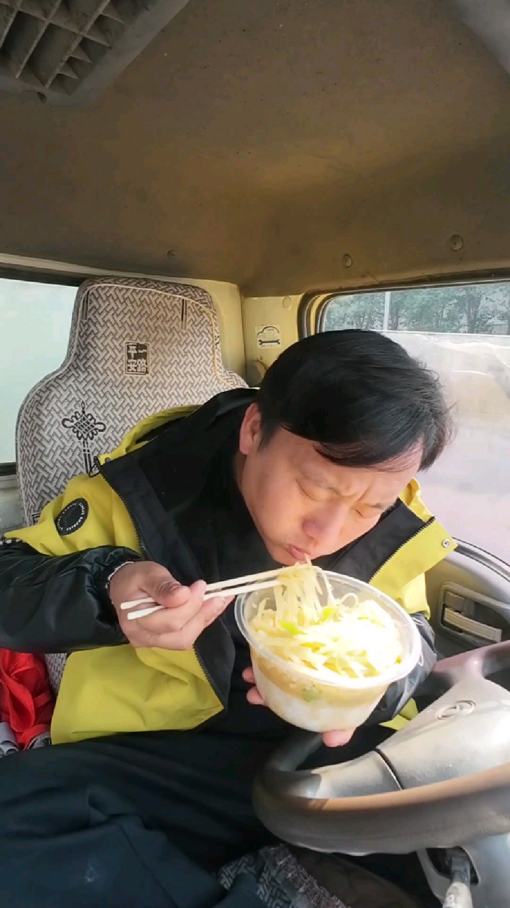 卸完货，今天来份土豆丝盖浇饭