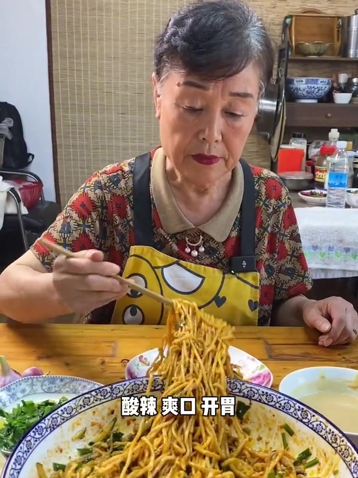 天热来一碗麻酱凉面，酸辣开胃，吃一夏天都不烦！