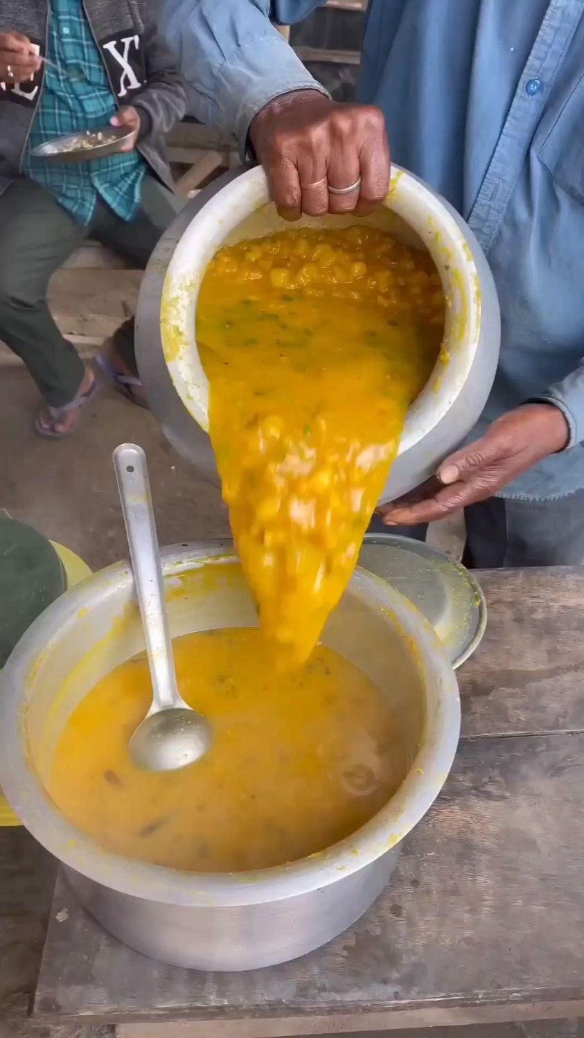 来尼泊尔大爷的摊位吃个早餐,一块五一份,看看划不划算?