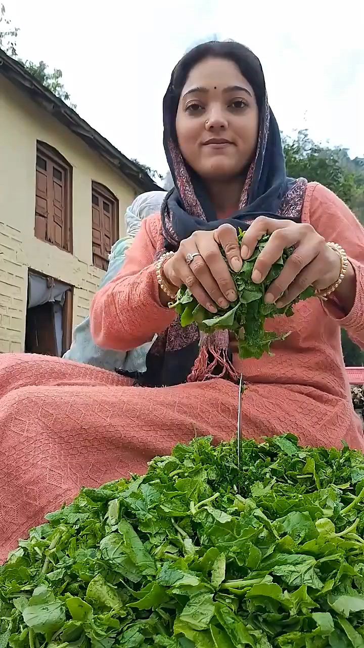 尼泊尔大姐切青菜煮糊糊吃,这种做法让我想起了小时候煮猪食
