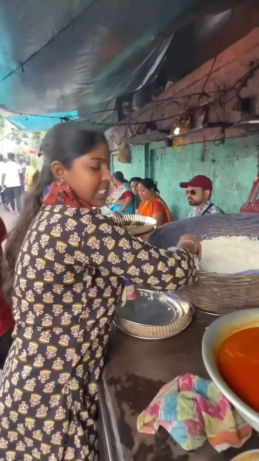 花100卢比吃尼泊尔的街头快餐,看看都有些什么菜?