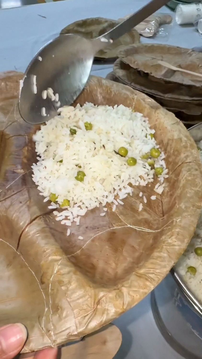 看看尼泊尔寺院里的饭菜,品种还挺多的,都是咖喱味的
