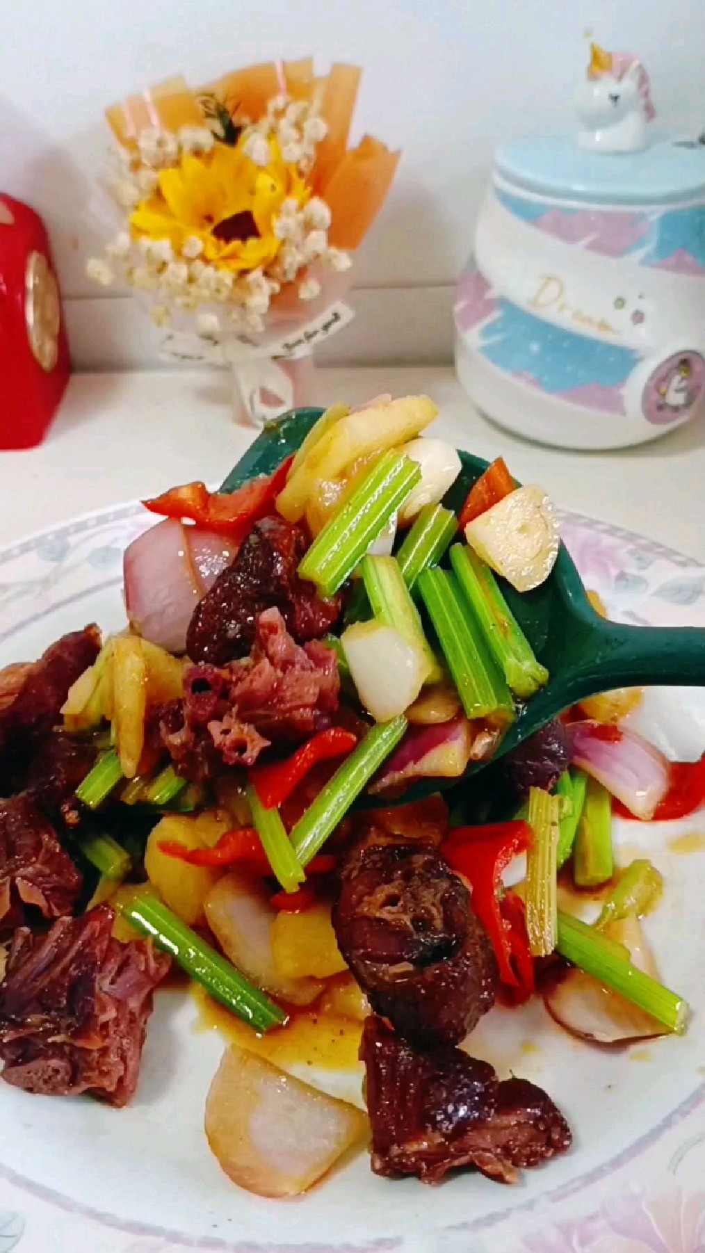 腊板鸭咋做好吃?用这方法做鲜辣入味十分劲道,好吃到让你转圈圈