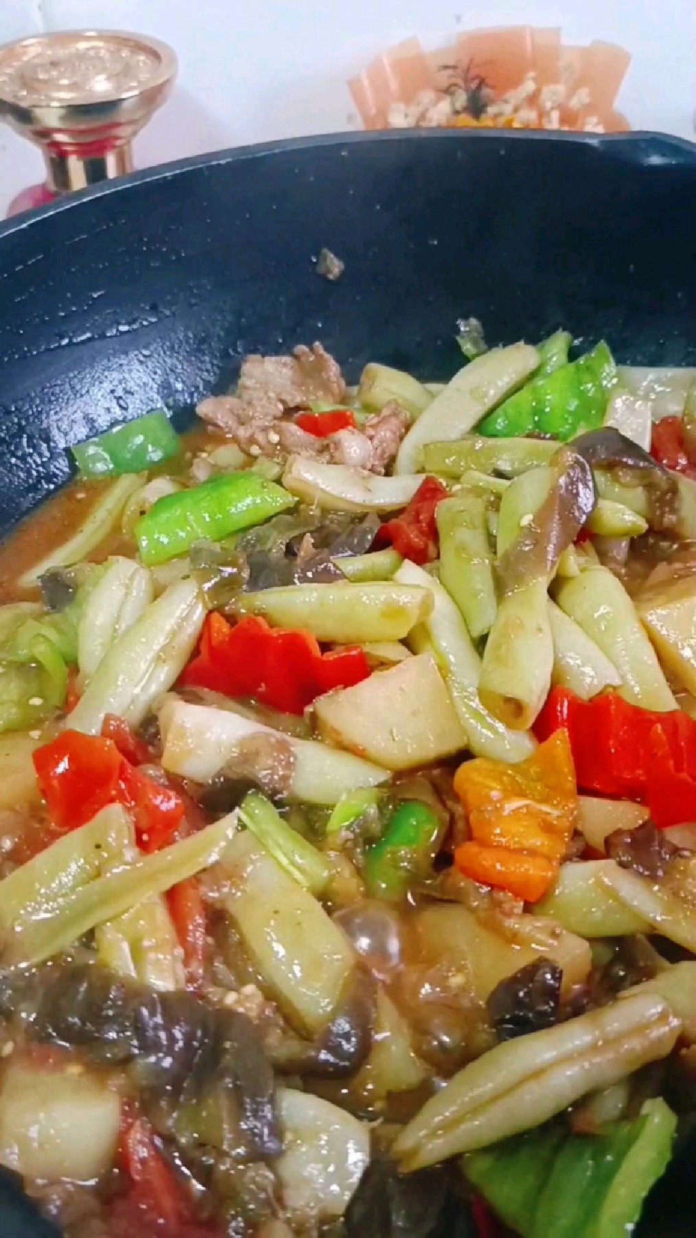 东北乱炖咋做好吃？在家这样做软烂入味鲜香适口，真的嘎嘎下饭！