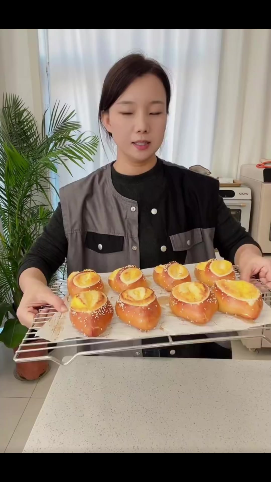 今天做了好吃的椰蓉碱水面包