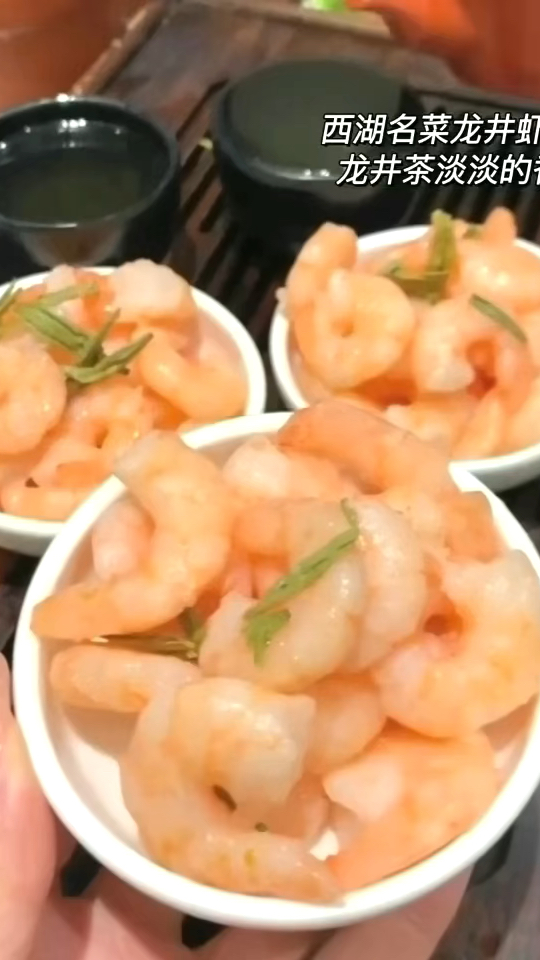 幸福的生活就是吃饱了睡 睡饱了吃··