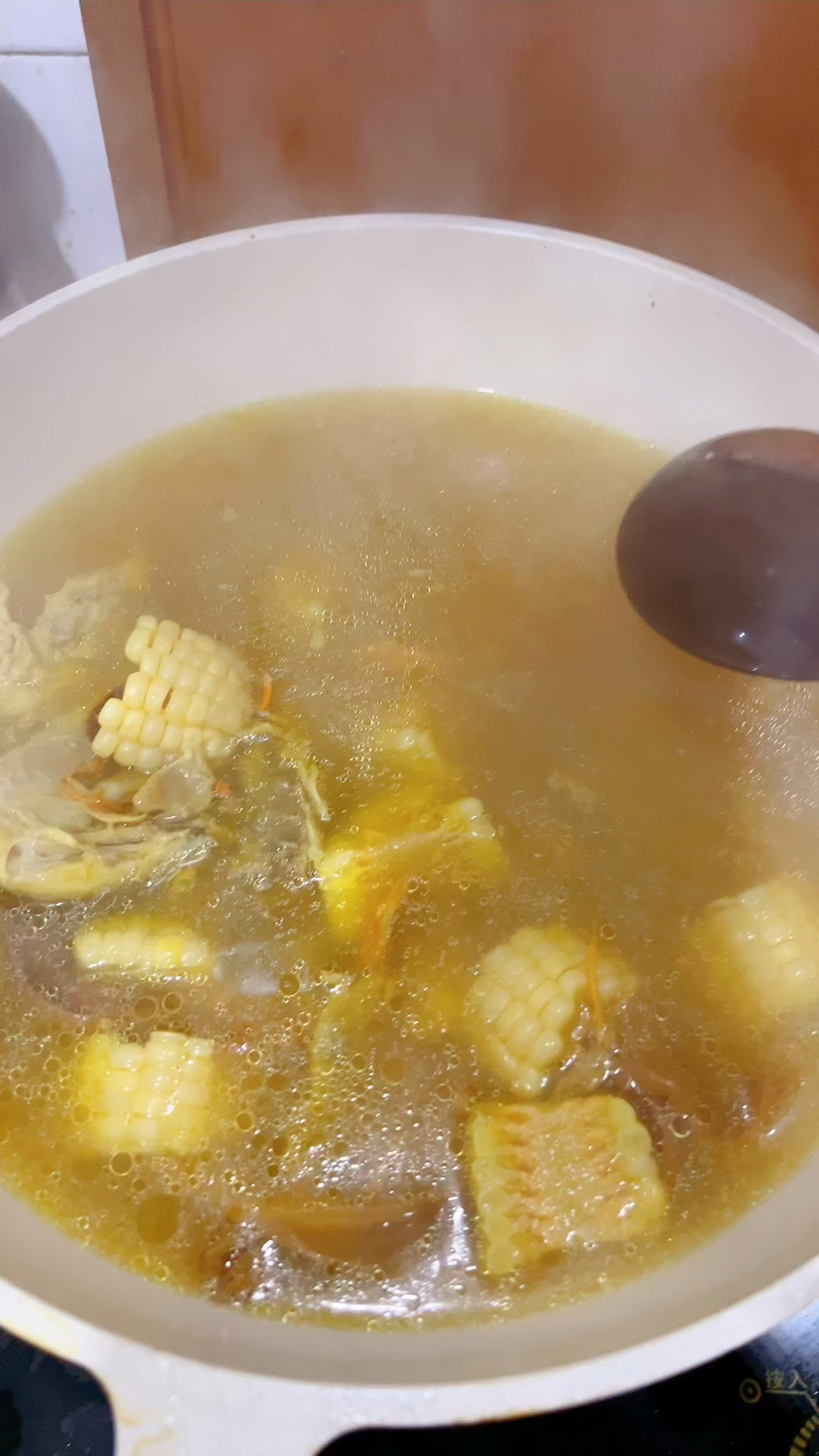 菌菇白糯玉米炖三黄鸡。食材新鲜只需加一点点盐就特别好吃