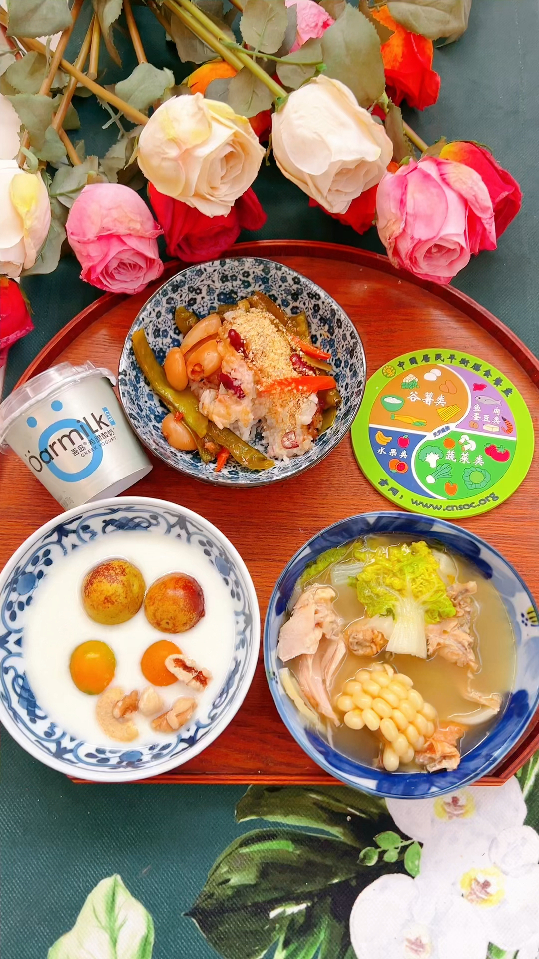 彩虹餐杂粮红豆饭小麦胚芽墨鱼仔蔬菜。鸡肉糯米笋蔬菜汤。