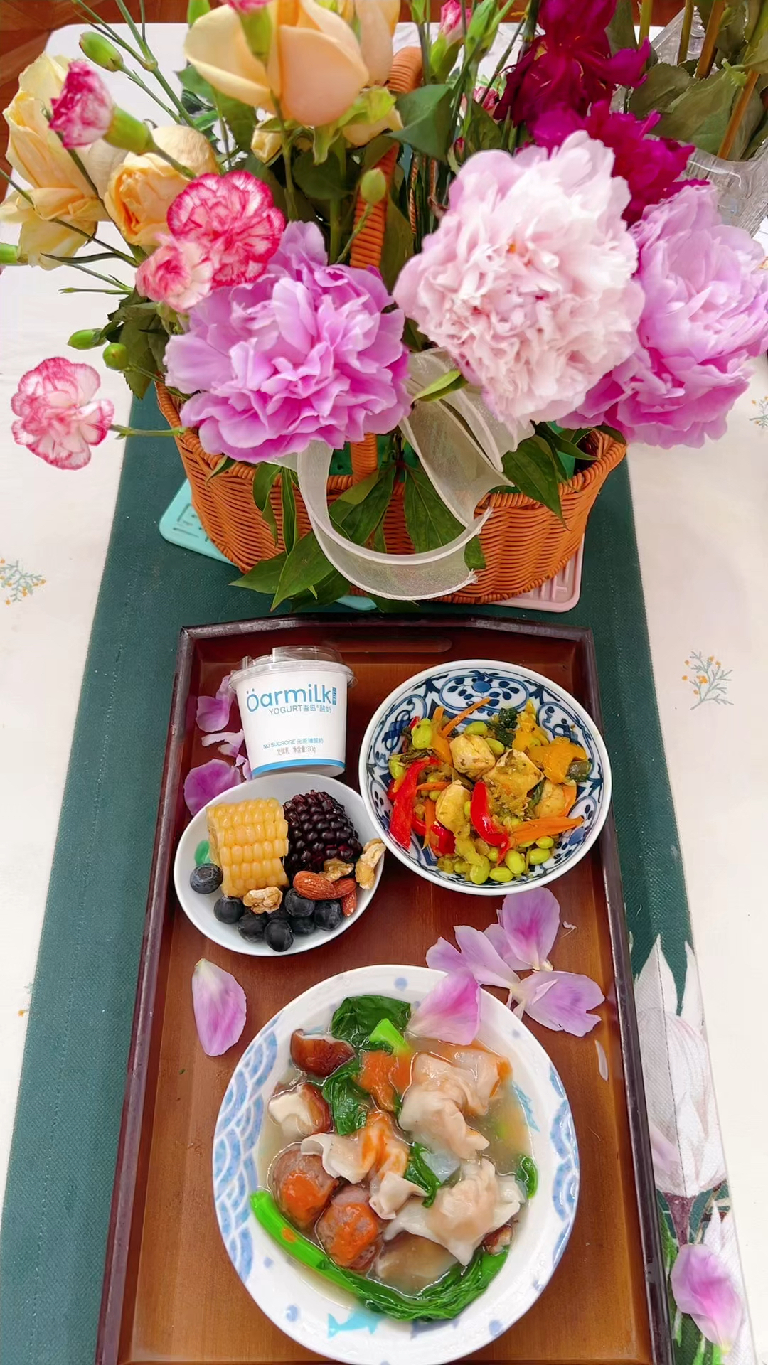 潮汕鱼皮饺（鱼肉做皮和馅料，脆脆的，Q弹好吃）潮汕牛肉丸蔬菜
