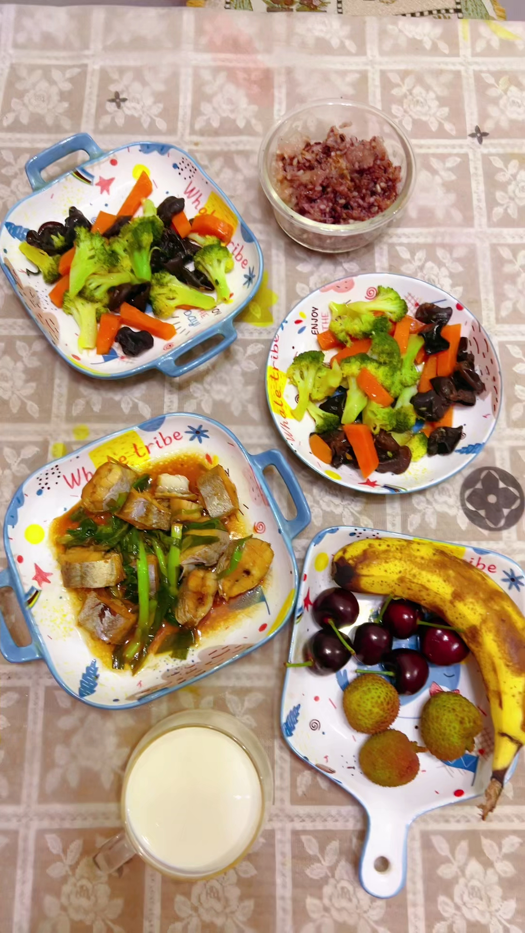 我和80岁老妈的午餐,新西兰蓝鳕鱼,蔬菜,荔枝,樱桃,杂粮饭奶