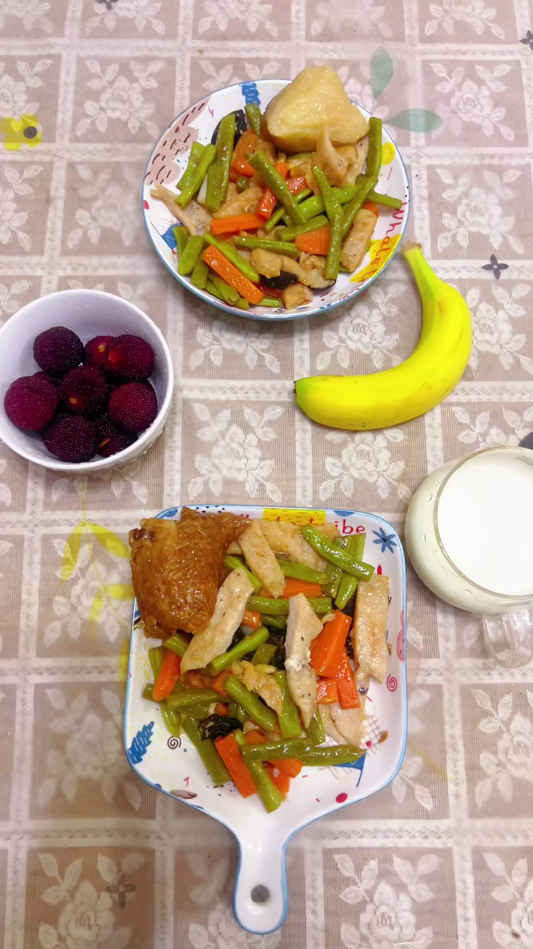 端午安康。我和80岁老妈妈的午餐,小粽子一个,蔬菜鸡排,奶水果