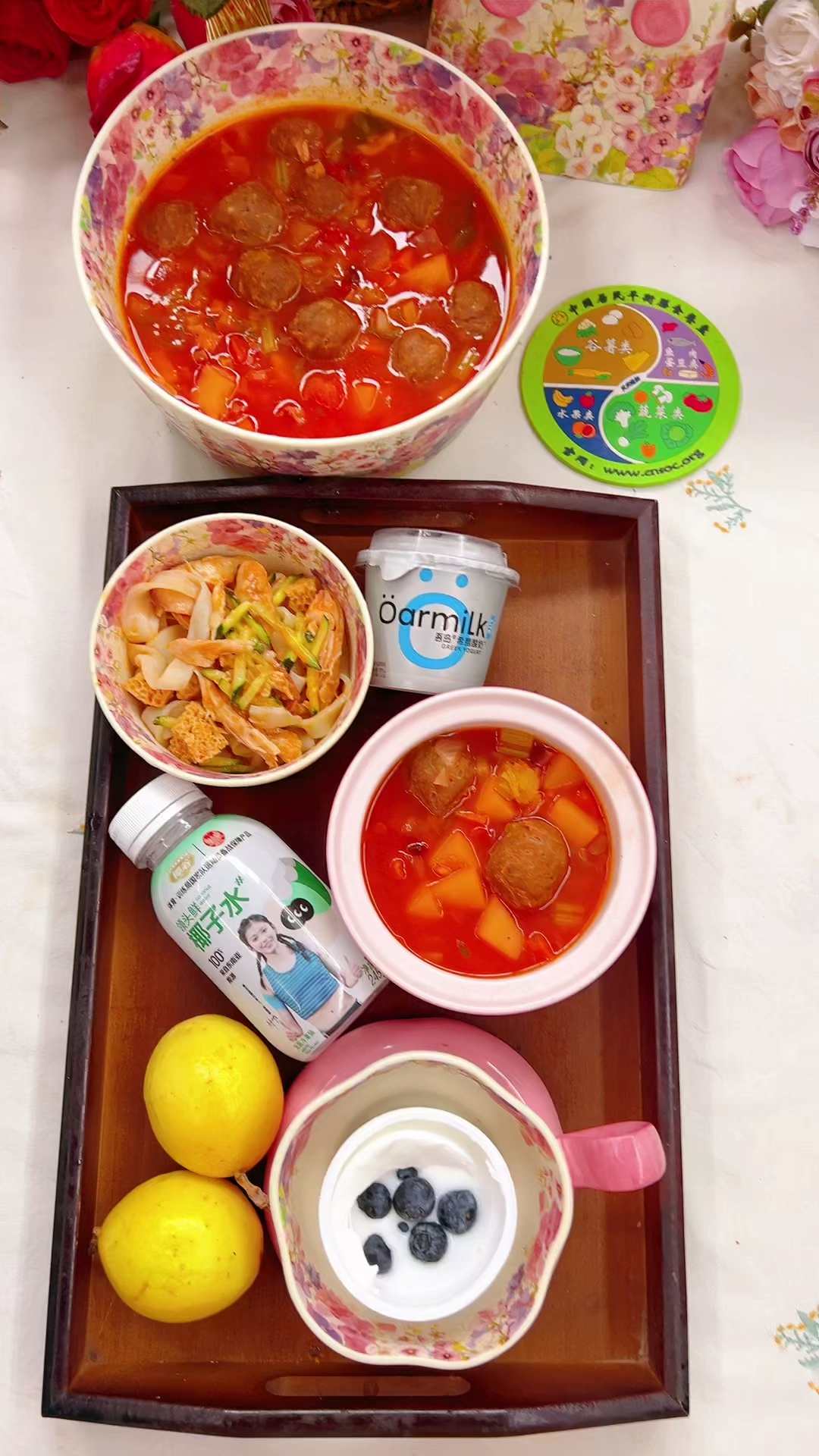 罗宋汤,洋葱大蒜土豆芹菜包心菜胡萝卜西红柿,加上潮汕牛肉丸