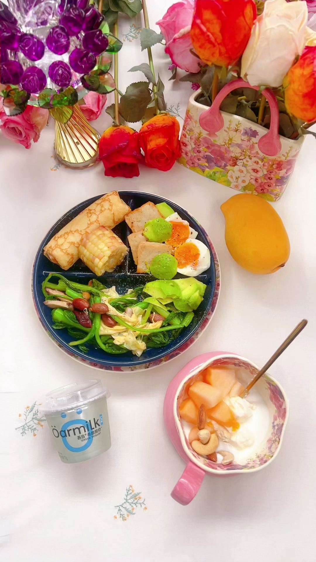 营养均衡不多吃,青菜蘑菇,哈密瓜坚果希腊酸奶鸡蛋,牛油果玉米