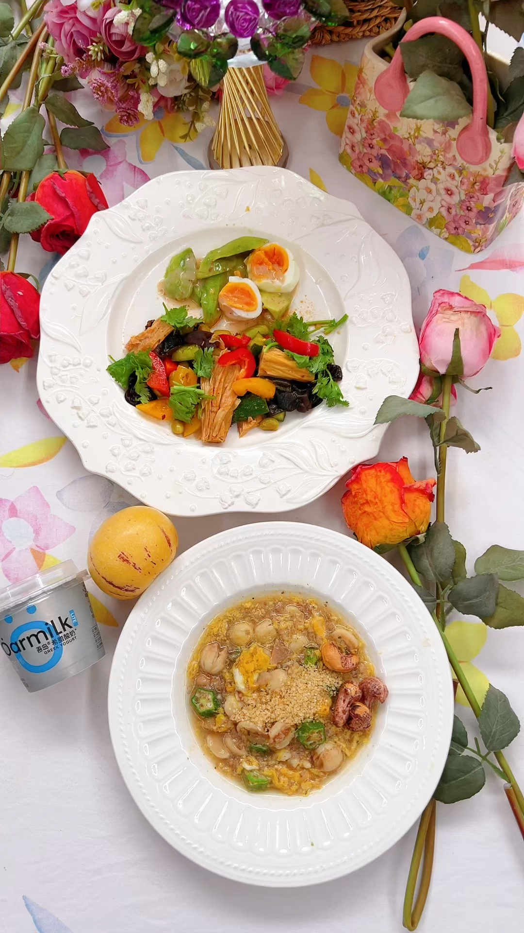 燕麦莲子鸡蛋秋葵粥小麦胚芽。腐竹木耳炒彩椒毛豆黄瓜。牛油果