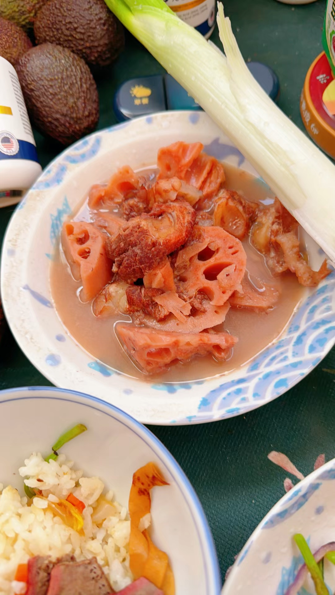 莲藕排骨汤蔬菜豆皮章丘大葱,希腊酸奶。湖北粉藕用砂锅炖仨小时