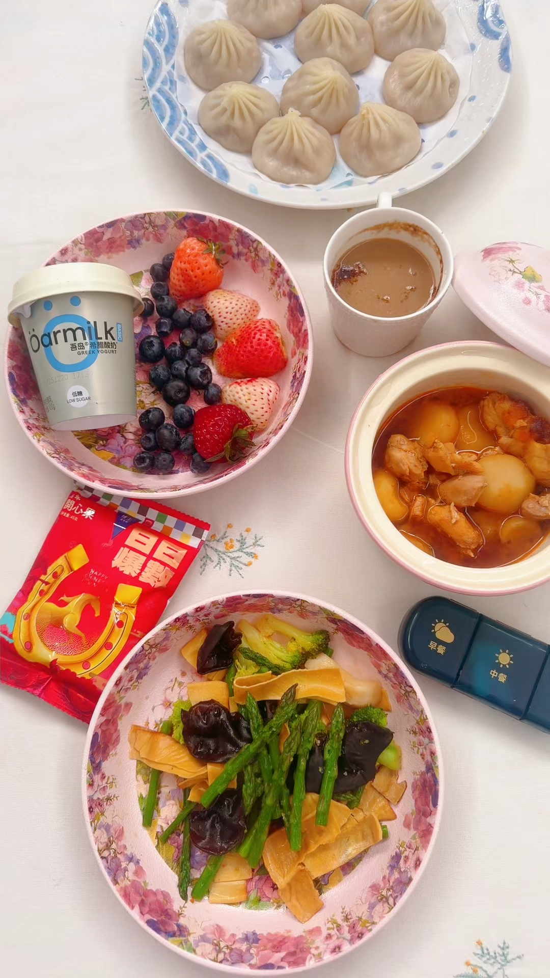 小笼汤包吃三四个,芦笋木耳蔬菜炒豆皮,草莓蓝莓,鸡肉炖马蹄