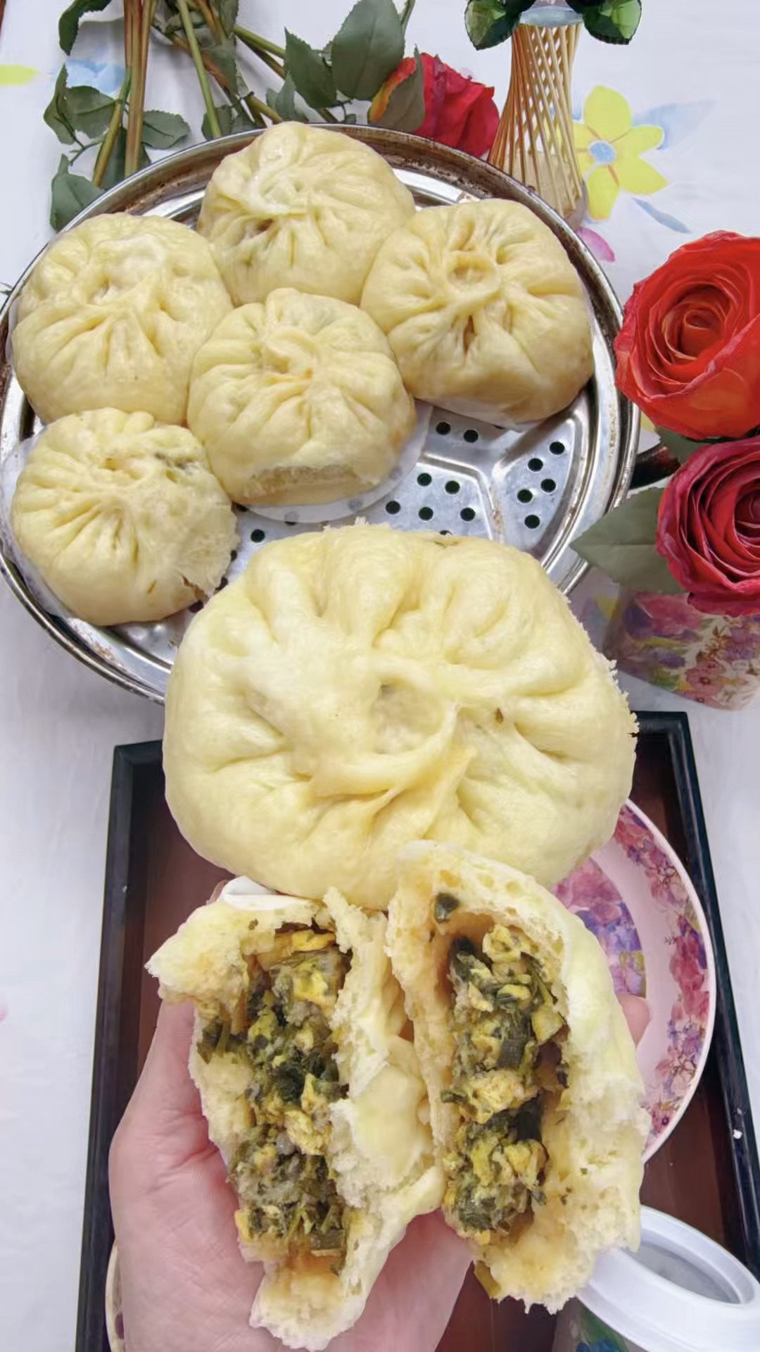 牛奶鸡蛋酵母和面蒸包子,荠菜鸡蛋肉包。一餐吃一个