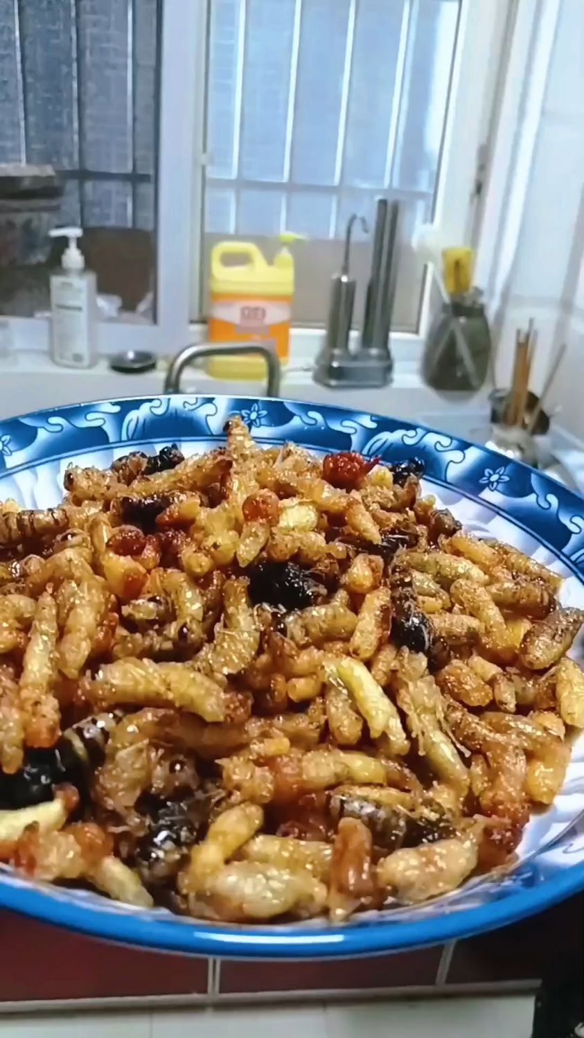 全程展示如何制作油炸蜂蛹