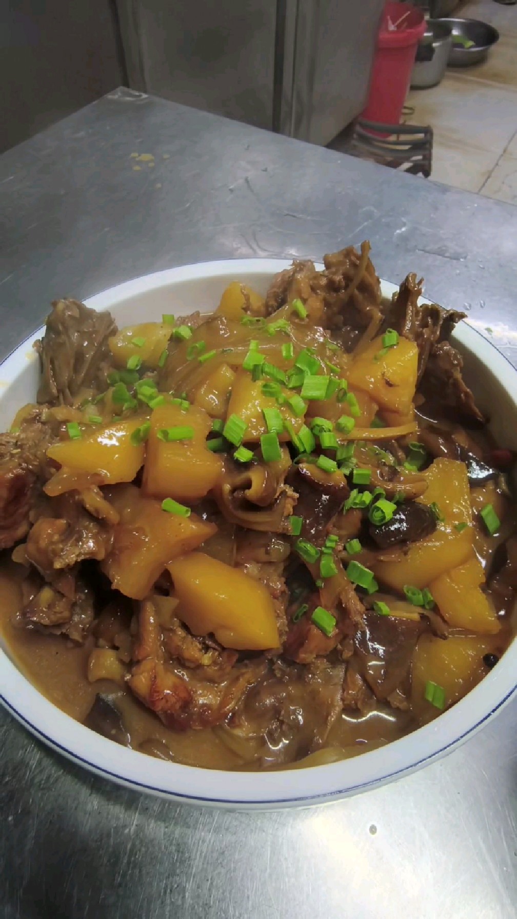 伙食餐鸡架炖蘑菇土豆