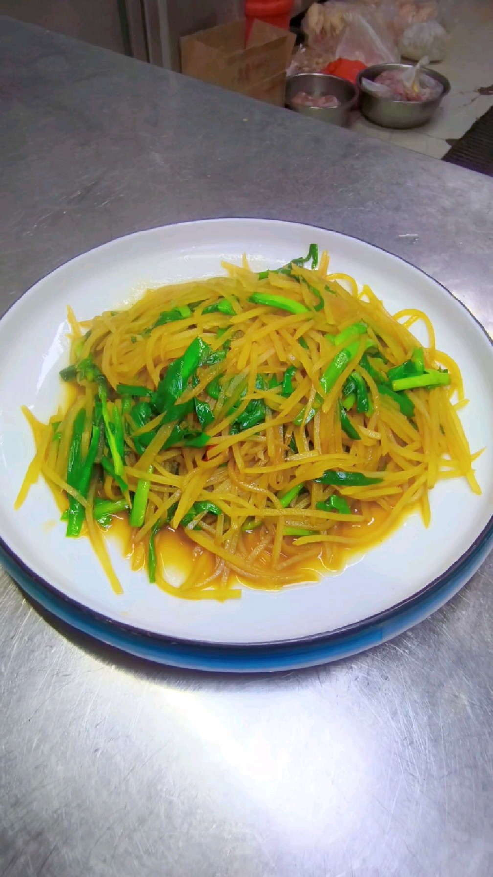 伙食餐韭菜炒土豆丝