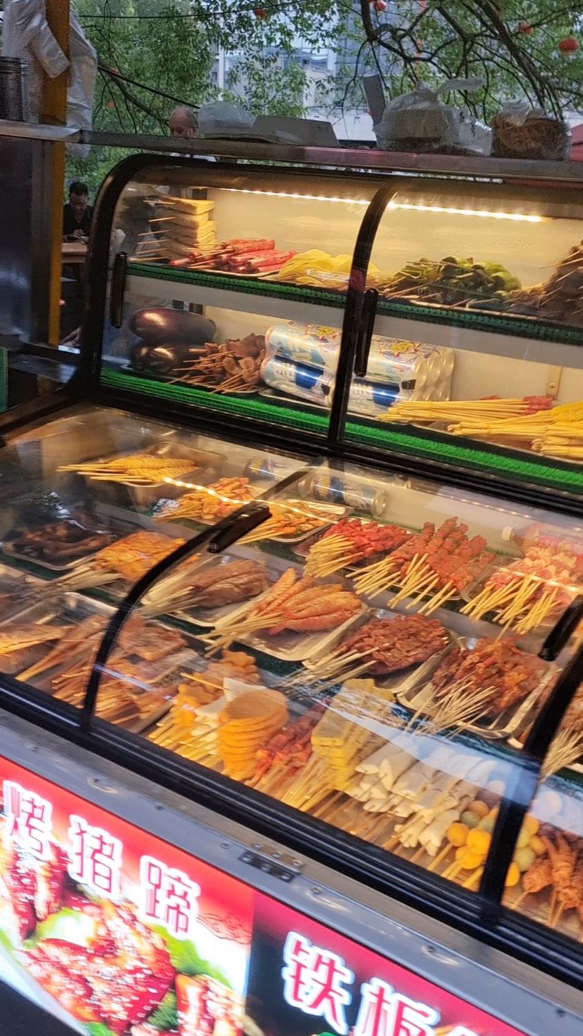 到宁强去美食街吃麻辣鸡和根面饺