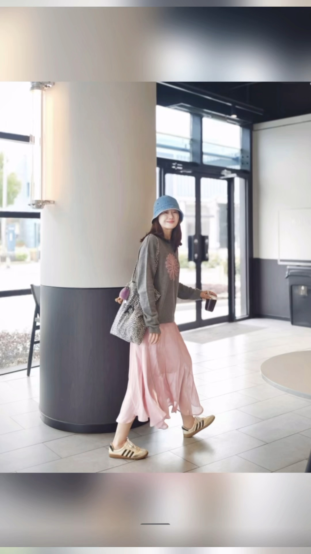 粉色裙子太适合春天了,配灰色T恤和球鞋很文艺!