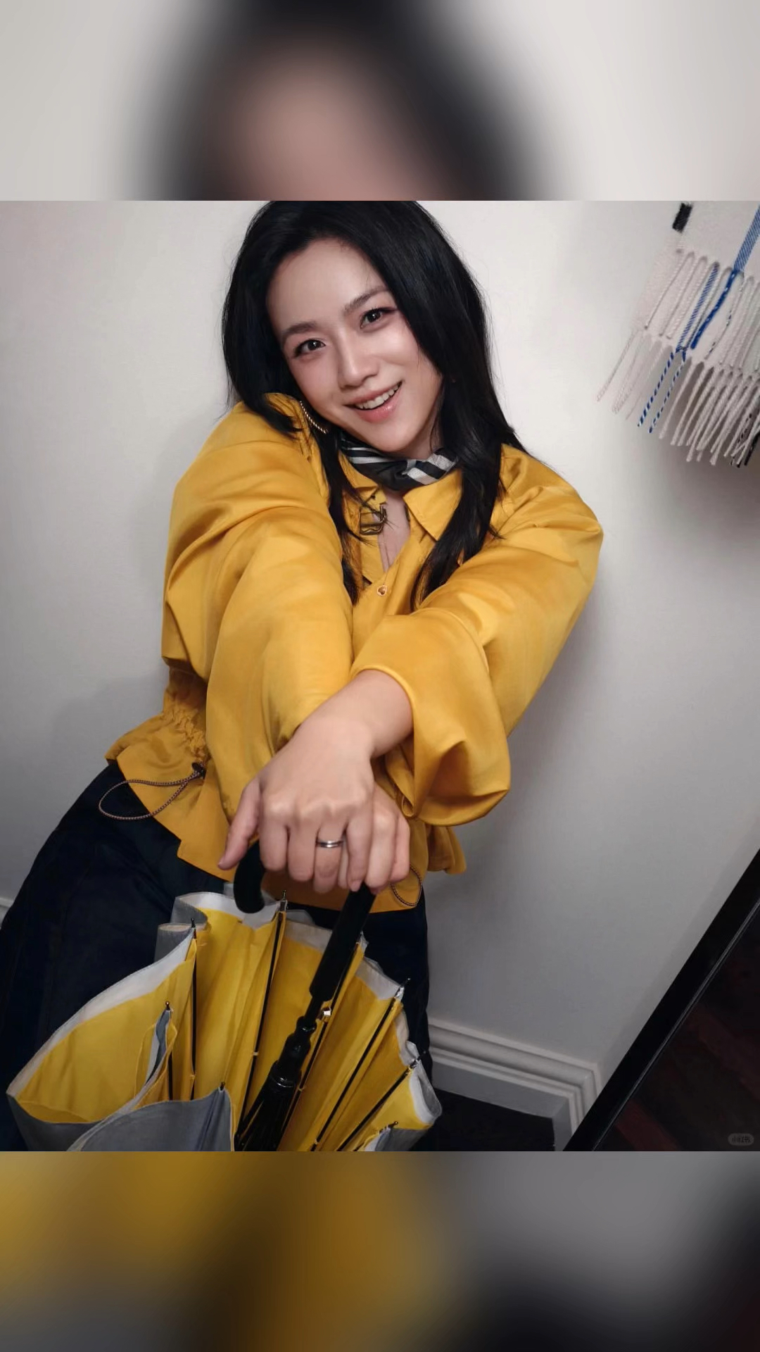 汤唯穿彩色好美,短上衣配阔腿拖地裤,气场满满很大气!