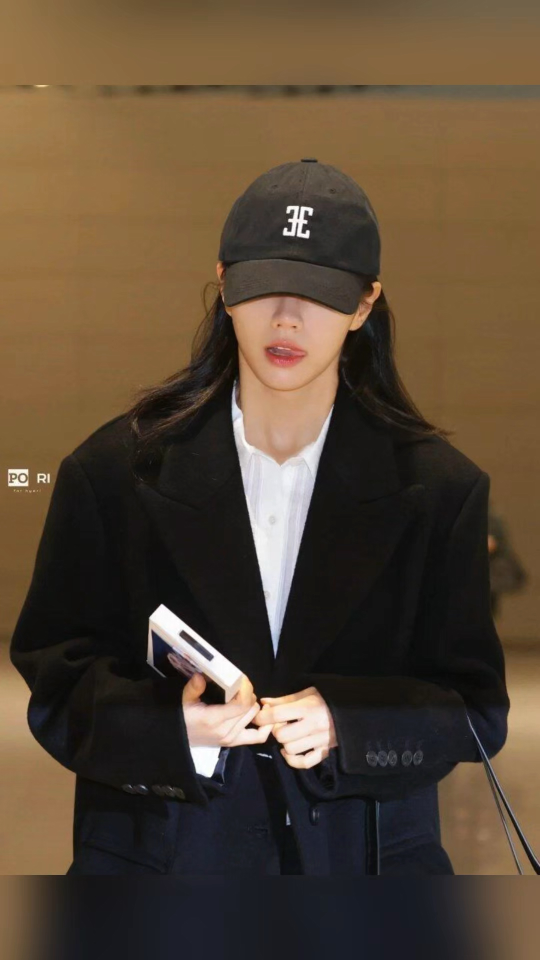 李惠利街拍,黑色大衣配棒球帽,减龄气质!