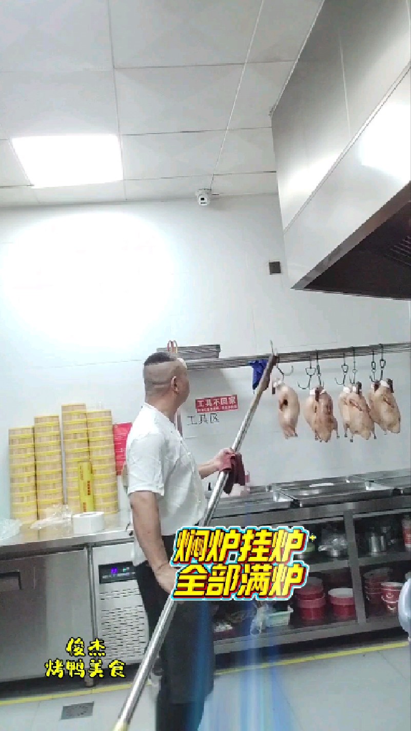 大型宴席必备美食北京烤鸭，焖炉挂炉全部满炉，紧张忙碌有序