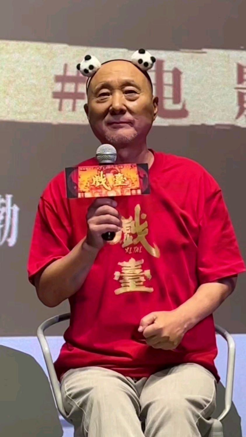 年轻人恨不得25小时躺着,他71岁像打鸡血,陈佩斯的回应太有哲学