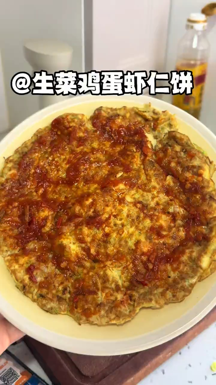 挑战吃100天减脂餐 生菜鸡蛋虾仁饼,搭配番茄酱或者辣椒酱