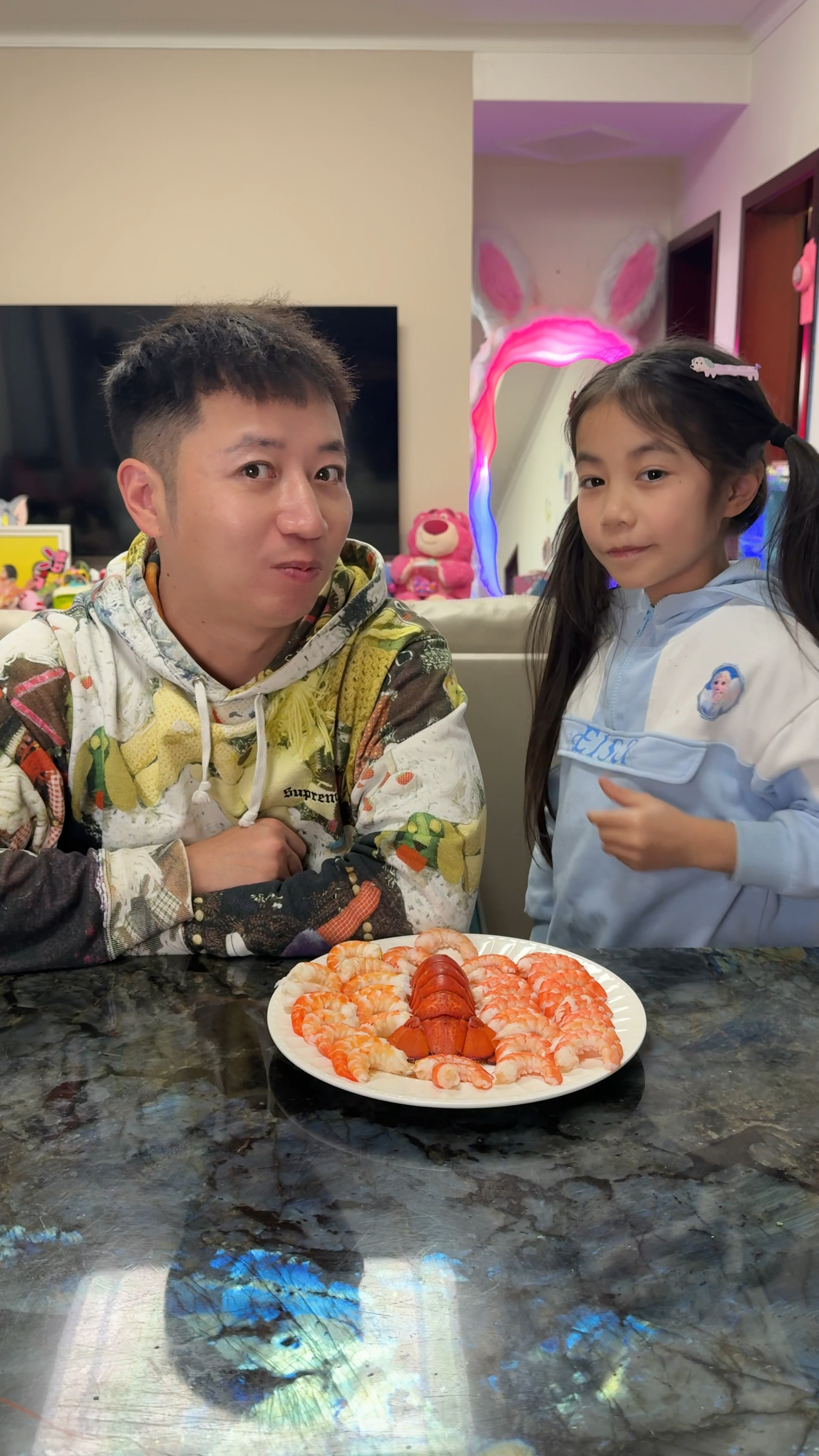 父女俩有了点钱 吃泡面就开始报复性消费!