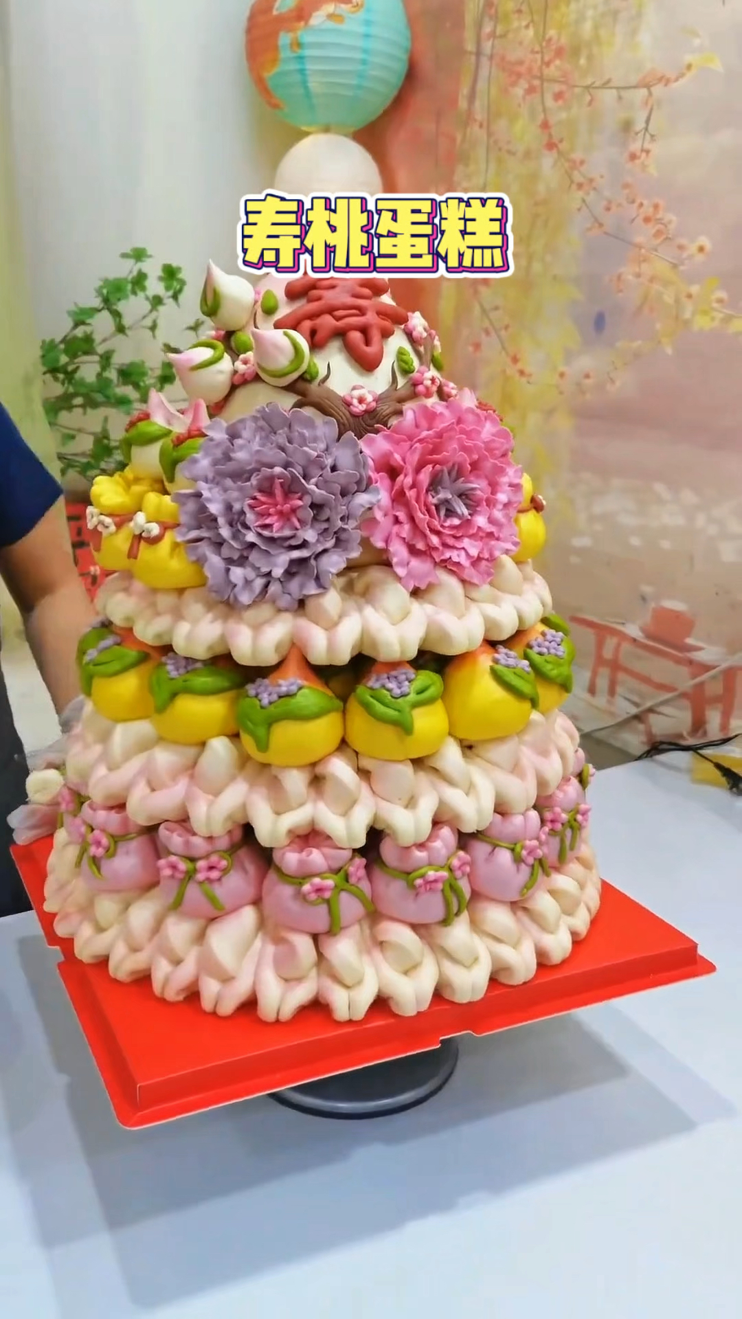 不知道我70岁的女朋友喜不喜欢这个寿桃蛋糕