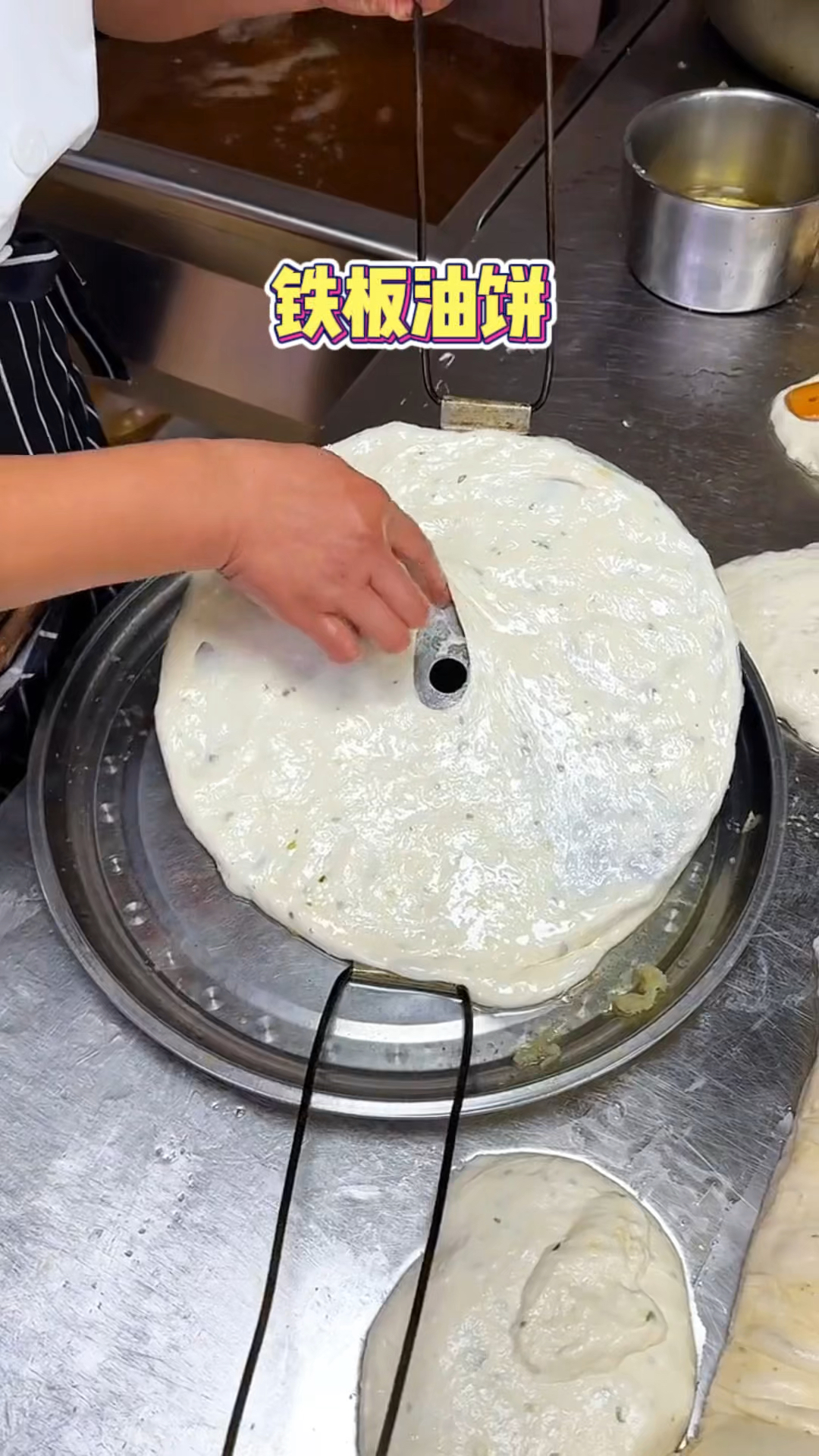 河南3元一个的铁板油饼,炸的好酥脆啊