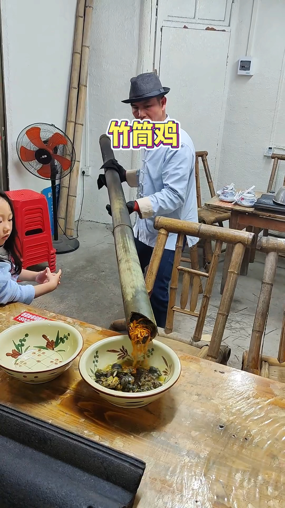广西街头的竹筒鸡