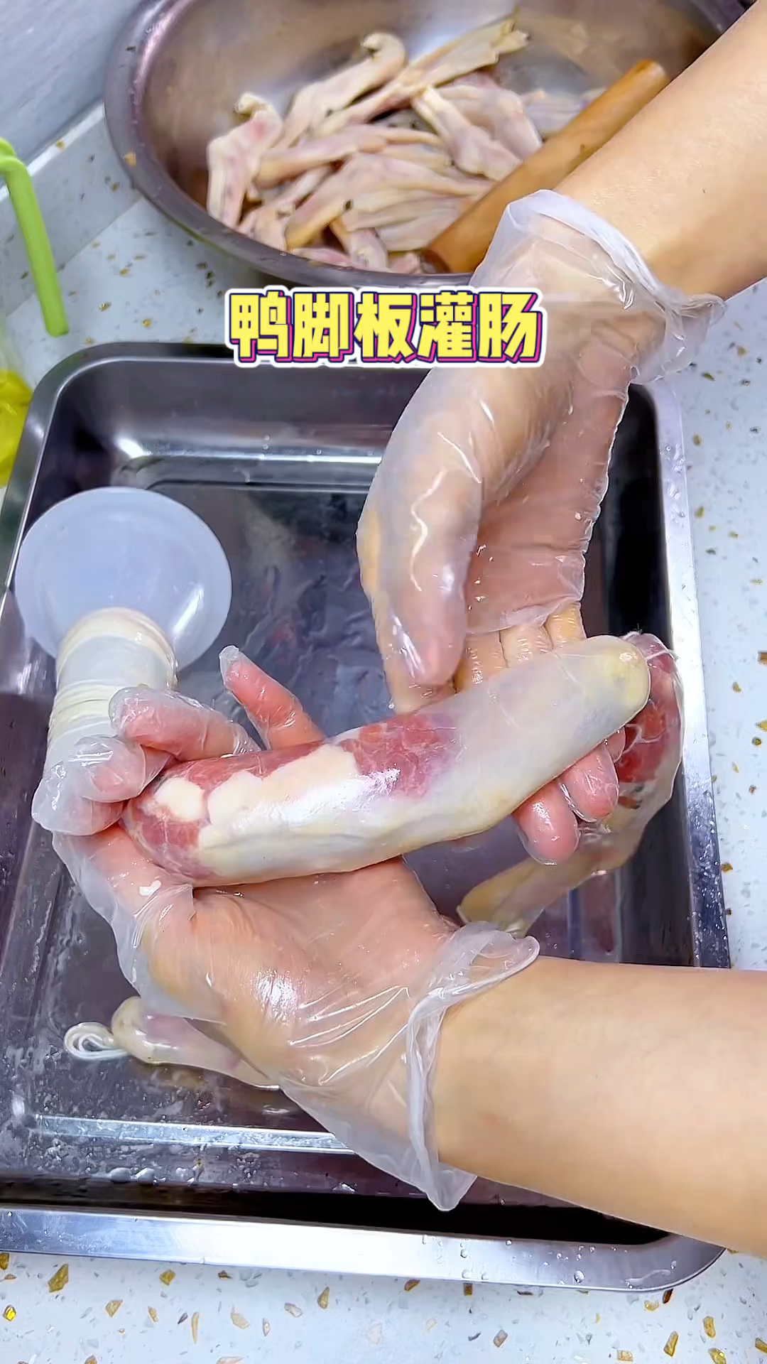 广州街头的鸭脚板灌肠