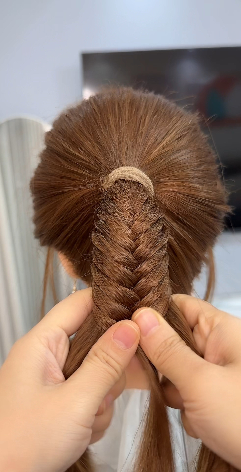 鱼骨马尾辫换手慢动作教程