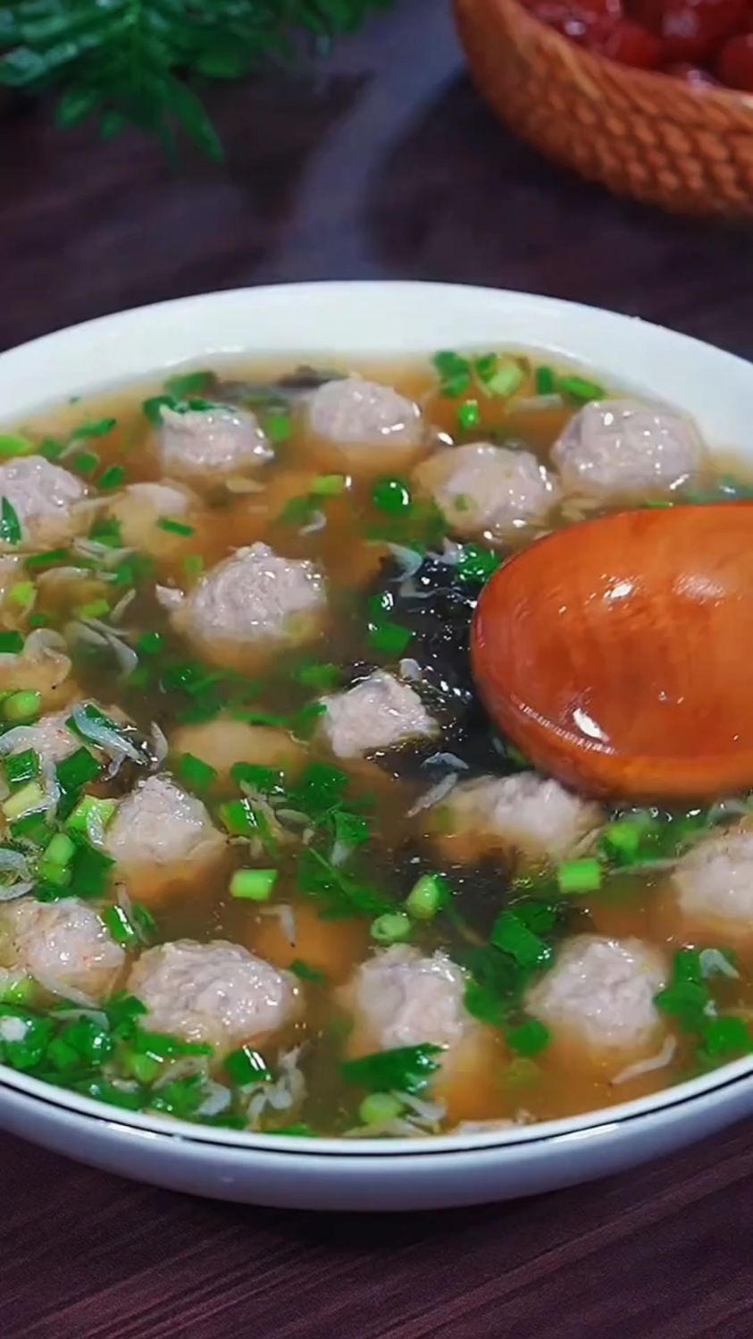 像我这样做的肉丸子汤,汤鲜味美,丸子q弹劲道。