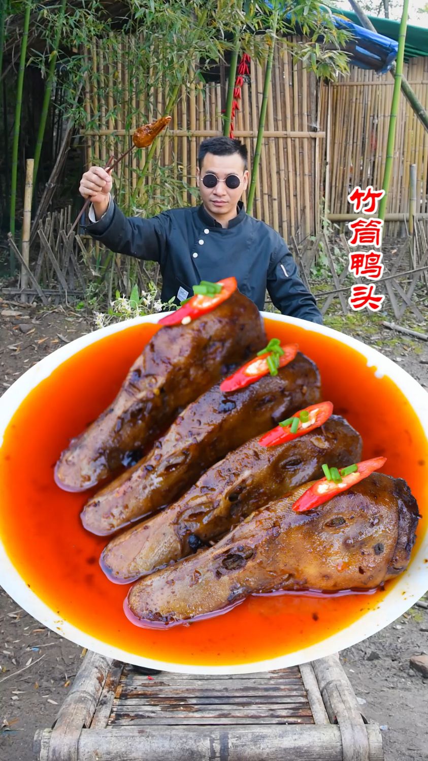 《竹筒烧鸭头》竹林深处耍拳脚,鸭头入筒卤香飘