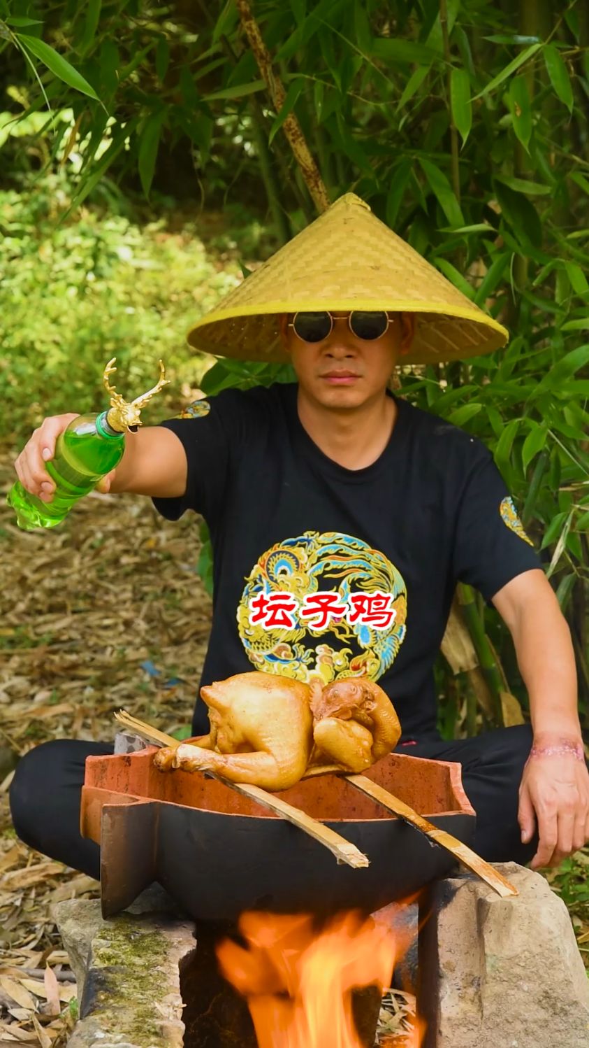 坛子鸡。竹林功夫俏,坛鸡香到飘。