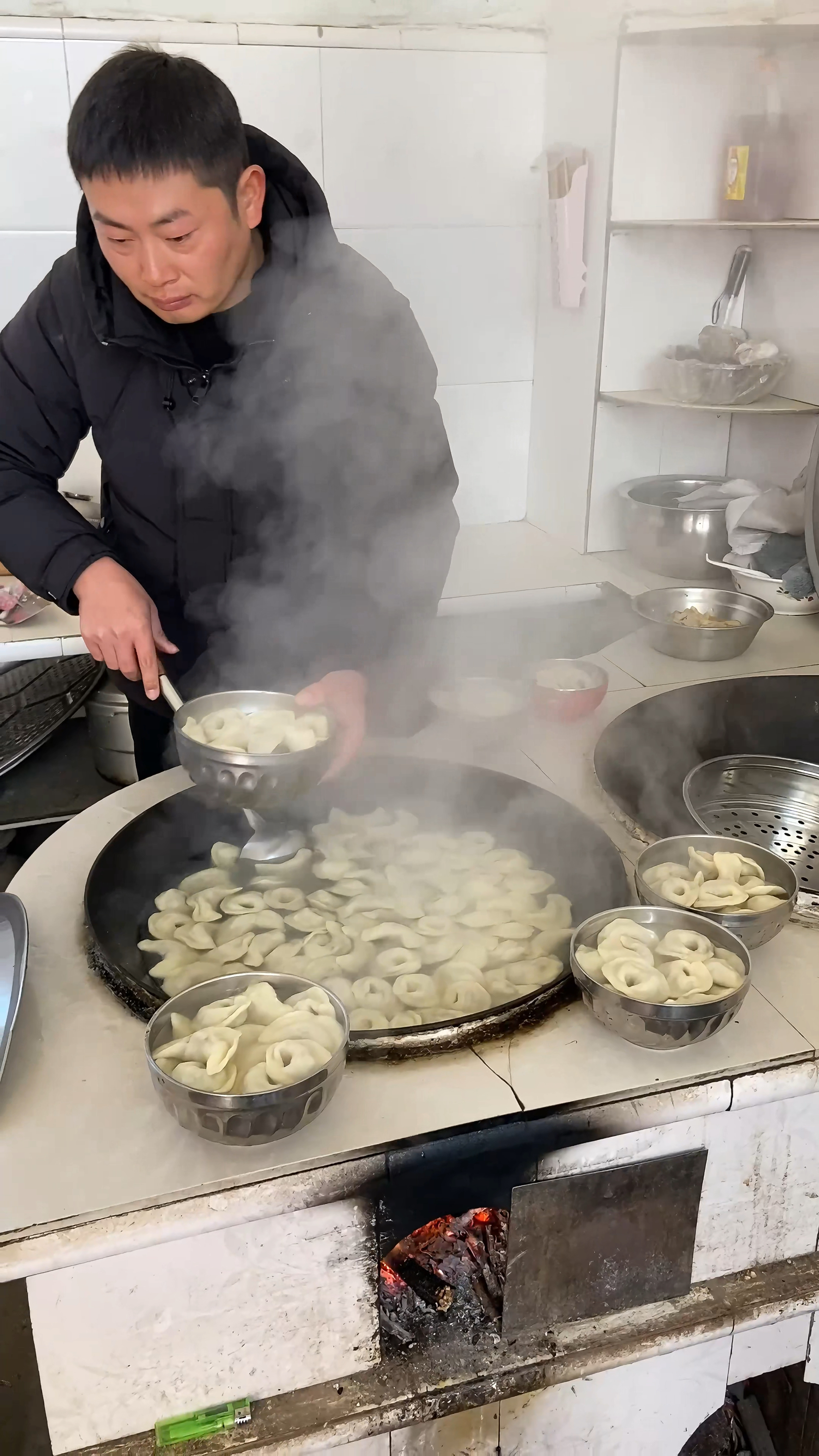 大年三十一家人一起包饺子吃饺子,或许这就是过年的意义吧!