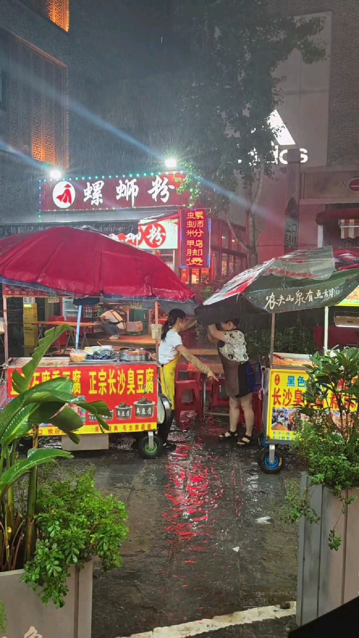 路过看到两个卖臭豆腐的大姐在吵架！都是底层人何苦呢！
